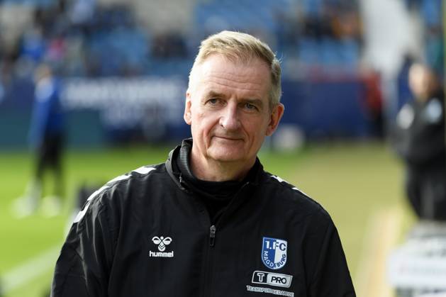 Trainer Petrik Sander (1.FC Magdeburg) schaut waehrend des spiels der 2. Bundesliga zwischen VfL Bochum und 1.FC Magdeburg , Vonovia Ruhrstadion am 02. November 2025 in Bochum, Deutschland. (Foto von Max Maiwald DeFodi Images) +++ Trainer Petrik Sander (1.FC Magdeburg) looks on during the 2. Bundesliga match between VfL Bochum and 1.FC Magdeburg at Vonovia Ruhrstadion on November 2, 2025 in Bochum, Germany. (Photo by Max Maiwald DeFodi Images) DFB DFL REGULATIONS PROHIBIT ANY USE OF PHOTOGRAPHS AS IMAGE SEQUENCES AND OR QUASI-VIDEO. (Photo by Max Maiwald DeFodi Images) Trainer Petrik Sander 1 FC Magdeburg looks on during the 2 Bundesliga match between VfL Bochum and 1 FC Magdeburg , Vonovia Ruhrstadion on November 02, 2025 in Bochum, Germany Photo by Max Maiwald DeFodi Images Trainer Petrik Sander 1 FC Magdeburg looks on during the 2 Bundesliga match between VfL Bochum and 1 FC Magdeburg at Vonovia Ruhrstadion on November 2, 2025 in Bochum, Germany Photo by Max Maiwald DeFodi Images DFB DFL REGULATIONS PROHIBIT ANY USE OF PHOTOGRAPHS AS IMAGE SEQUENCES AND OR QUASI VIDEO Photo by Max Maiwald DeFodi Images