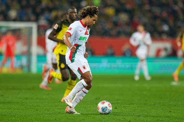 Han Noah Massengo FC Augsburg, 04 with ball, GER, FC Augsburg vs Borussia Dortmund, Football, Bundesliga, Matchday 9, Season 2025 2026, 31 10 2025,DFL DFB REGULATIONS PROHIBIT ANY USE OF PHOTOGRAPHS as IMAGE SEQUENCES and or QUASI VIDEO, GER, FC Augsburg vs Borussia Dortmund, Football, Bundesliga, Matchday 9, Season 2025 2026, 31 10 2025 Augsburg Copyright: xEibner-Pressefoto JennixMaulx EP_JML