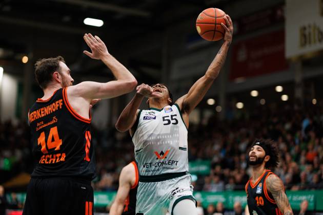 Jordan Roland Gladiators Trier in a duel with Philipp Herkenhoff Rasta Vechta , Vet Concept Gladiators Trier vs Rasta Vechta, Basketball, easyCredit BBL, Matchday 6, Season 2025 2026, 02 11 2025 Vet Concept Gladiators Trier vs Rasta Vechta, Basketball, easyCredit BBL, Matchday 6, Season 2025 2026, 02 11 2025 Copyright: xEibner-Pressefoto AlexanderxNeisx EP_ANS