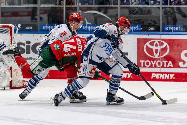 Donald D J Busdeker Augsburger Panther, 14 fighting for the puck with Boaz Bassen Schwenninger Wild Wings, 64 and Mirko Hoefflin Schwenninger Wild Wings, 10 GER, Augsburger Panther vs Schwenninger Wild Wings, Ice Hockey, DEL, Matchday 17, Season 2025 2026, 02 11 2025 GER, Augsburger Panther vs Schwenninger Wild Wings, Ice Hockey, DEL, Matchday 17, Season 2025 2026, 02 11 2025 Augsburg Copyright: xEibner-Pressefoto HeikexFeinerx EP_HFR