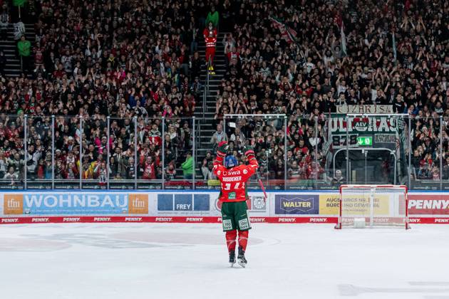 Donald D J Busdeker Augsburger Panther, 14 laesst sich von der Fankurve feiern GER, Augsburger Panther vs Schwenninger Wild Wings, Eishockey, DEL, 17 Spieltag, Saison 2025 2026, 02 11 2025 GER, Augsburger Panther vs Schwenninger Wild Wings, Eishockey, DEL, 17 Spieltag, Saison 2025 2026, 02 11 2025 Augsburg Copyright: xEibner-Pressefoto HeikexFeinerx EP_HFR
