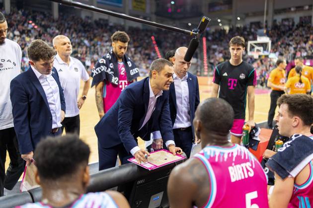 Marko Stankovic Telekom Baskets Bonn, Head Coach takes a time-out Telekom Baskets Bonn vs ALBA Berlin Basketball, Basketball, easy Credit BBL, 06 Matchday, 2025 2026, 02 11 2025 Telekom Baskets Bonn vs ALBA Berlin, Basketball, easy Credit BBL, 06 Matchday, 2025 2026, 02 11 2025 Bonn Copyright: xEibner-Pressefoto GerhardxWingenx EP_GWR