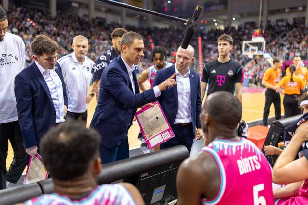 Marko Stankovic Telekom Baskets Bonn, Head Coach takes a time-out Telekom Baskets Bonn vs ALBA Berlin Basketball, Basketball, easy Credit BBL, 06 Matchday, 2025 2026, 02 11 2025 Telekom Baskets Bonn vs ALBA Berlin, Basketball, easy Credit BBL, 06 Matchday, 2025 2026, 02 11 2025 Bonn Copyright: xEibner-Pressefoto GerhardxWingenx EP_GWR