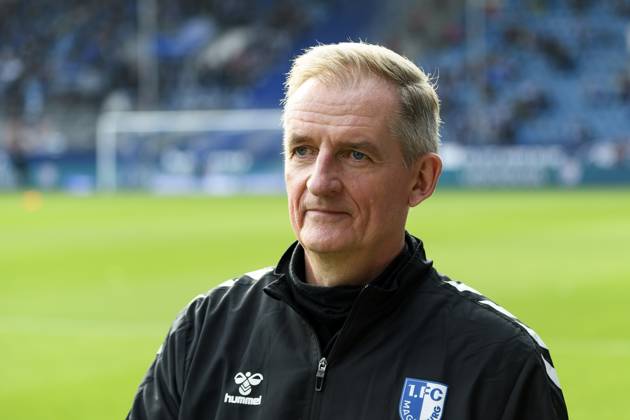 Trainer Petrik Sander (1.FC Magdeburg) schaut waehrend des spiels der 2. Bundesliga zwischen VfL Bochum und 1.FC Magdeburg , Vonovia Ruhrstadion am 02. November 2025 in Bochum, Deutschland. (Foto von Max Maiwald DeFodi Images) +++ Trainer Petrik Sander (1.FC Magdeburg) looks on during the 2. Bundesliga match between VfL Bochum and 1.FC Magdeburg at Vonovia Ruhrstadion on November 2, 2025 in Bochum, Germany. (Photo by Max Maiwald DeFodi Images) DFB DFL REGULATIONS PROHIBIT ANY USE OF PHOTOGRAPHS AS IMAGE SEQUENCES AND OR QUASI-VIDEO. (Photo by Max Maiwald DeFodi Images) Trainer Petrik Sander 1 FC Magdeburg looks on during the 2 Bundesliga match between VfL Bochum and 1 FC Magdeburg , Vonovia Ruhrstadion on November 02, 2025 in Bochum, Germany Photo by Max Maiwald DeFodi Images Trainer Petrik Sander 1 FC Magdeburg looks on during the 2 Bundesliga match between VfL Bochum and 1 FC Magdeburg at Vonovia Ruhrstadion on November 2, 2025 in Bochum, Germany Photo by Max Maiwald DeFodi Images DFB DFL REGULATIONS PROHIBIT ANY USE OF PHOTOGRAPHS AS IMAGE SEQUENCES AND OR QUASI VIDEO Photo by Max Maiwald DeFodi Images