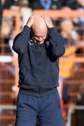 Trainer Uwe Roesler (VfL Bochum) enttaeuscht waehrend des spiels der 2. Bundesliga zwischen VfL Bochum und 1.FC Magdeburg , Vonovia Ruhrstadion am 02. November 2025 in Bochum, Deutschland. (Foto von Max Maiwald DeFodi Images) +++ Trainer Uwe Roesler (VfL Bochum) looks dejected during the 2. Bundesliga match between VfL Bochum and 1.FC Magdeburg at Vonovia Ruhrstadion on November 2, 2025 in Bochum, Germany. (Photo by Max Maiwald DeFodi Images) DFB DFL REGULATIONS PROHIBIT ANY USE OF PHOTOGRAPHS AS IMAGE SEQUENCES AND OR QUASI-VIDEO. (Photo by Max Maiwald DeFodi Images) Trainer Uwe Roesler VfL Bochum dejected during the 2 Bundesliga match between VfL Bochum and 1 FC Magdeburg , Vonovia Ruhrstadion on November 02, 2025 in Bochum, Germany Photo by Max Maiwald DeFodi Images Trainer Uwe Roesler VfL Bochum looks dejected during the 2 Bundesliga match between VfL Bochum and 1 FC Magdeburg at Vonovia Ruhrstadion on November 2, 2025 in Bochum, Germany Photo by Max Maiwald DeFodi Images DFB DFL REGULATIONS PROHIBIT ANY USE OF PHOTOGRAPHS AS IMAGE SEQUENCES AND OR QUASI VIDEO Photo by Max Maiwald DeFodi Images