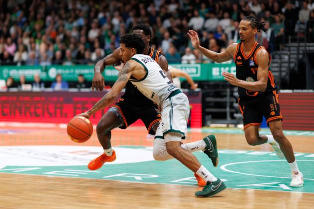 Eli Brooks Gladiators Trier in a duel with Tj Bamba Rasta Vechta and Alonzo Verge Jr Rasta Vechta , Vet Concept Gladiators Trier vs Rasta Vechta, Basketball, easyCredit BBL, Matchday 6, Season 2025 2026, 02 11 2025 Vet Concept Gladiators Trier vs Rasta Vechta, Basketball, easyCredit BBL, Matchday 6, Season 2025 2026, 02 11 2025 Copyright: xEibner-Pressefoto AlexanderxNeisx EP_ANS