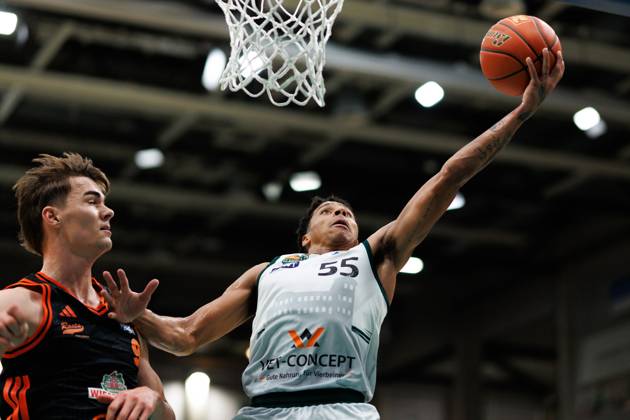 Eli Brooks Gladiators Trier in a duel with Joschka Ferner Rasta Vechta , Vet Concept Gladiators Trier vs Rasta Vechta, Basketball, easyCredit BBL, Matchday 6, Season 2025 2026, 02 11 2025 Vet Concept Gladiators Trier vs Rasta Vechta, Basketball, easyCredit BBL, Matchday 6, Season 2025 2026, 02 11 2025 Copyright: xEibner-Pressefoto AlexanderxNeisx EP_ANS