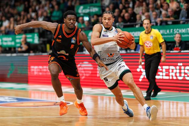 Jordan Roland Gladiators Trier in duel with Tj Bamba Rasta Vechta , Vet Concept Gladiators Trier vs Rasta Vechta, Basketball, easyCredit BBL, Matchday 6, Season 2025 2026, 02 11 2025 Vet Concept Gladiators Trier vs Rasta Vechta, Basketball, easyCredit BBL, Matchday 6, Season 2025 2026, 02 11 2025 Copyright: xEibner-Pressefoto AlexanderxNeisx EP_ANS