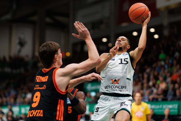 Jordan Roland Gladiators Trier in duel with Joschka Ferner Rasta Vechta , Vet Concept Gladiators Trier vs Rasta Vechta, Basketball, easyCredit BBL, Matchday 6, Season 2025 2026, 02 11 2025 Vet Concept Gladiators Trier vs Rasta Vechta, Basketball, easyCredit BBL, Matchday 6, Season 2025 2026, 02 11 2025 Copyright: xEibner-Pressefoto AlexanderxNeisx EP_ANS