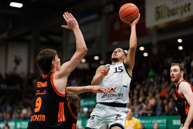 Jordan Roland Gladiators Trier in duel with Joschka Ferner Rasta Vechta , Vet Concept Gladiators Trier vs Rasta Vechta, Basketball, easyCredit BBL, Matchday 6, Season 2025 2026, 02 11 2025 Vet Concept Gladiators Trier vs Rasta Vechta, Basketball, easyCredit BBL, Matchday 6, Season 2025 2026, 02 11 2025 Copyright: xEibner-Pressefoto AlexanderxNeisx EP_ANS