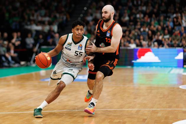 Eli Brooks Gladiators Trier in a duel with Tommy Kuhse Rasta Vechta , Vet Concept Gladiators Trier vs Rasta Vechta, Basketball, easyCredit BBL, Matchday 6, Season 2025 2026, 02 11 2025 Vet Concept Gladiators Trier vs Rasta Vechta, Basketball, easyCredit BBL, Matchday 6, Season 2025 2026, 02 11 2025 Copyright: xEibner-Pressefoto AlexanderxNeisx EP_ANS