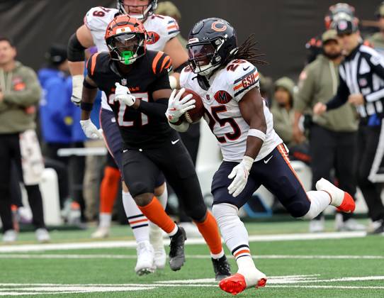 Chicago Bears running back Kyle Monangai (25) runs the football past Cincinnati Bengals Jordan Battles (27) during the second half of play at Paycor Stadium on Sunday, November 2, 2025 in Cincinnati, Ohio. KYP20251102034 JOHNxSOMMERSxII