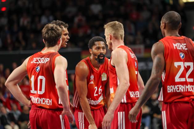 Oscar da Silva FC Bayern Basketball, 01 with Spencer Dinwiddie FC Bayern Basketball, 26 and Justinian Jessup FC Bayern Basketball, 10 , with Niels Giffey FC Bayern Basketball, 05 and Isiaha Mike FC Bayern Basketball, 22 , GER, FC Bayern Basketball vs MLP Academics Heidelberg, Basketball, easycredit Basketball Bundesliga, 6 Matchday, Season 2025 2026, 03 11 2025, GER, FC Bayern Basketball vs MLP Academics Heidelberg, Basketball, easycredit Basketball Bundesliga, 6 Matchday, Season 2025 2026, 03 11 2025 Munich Copyright: xEibner-Pressefoto JennixMaulx EP_JML