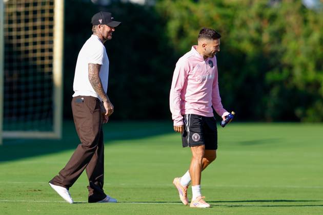 FORT LAUDERDALE, FL - OCTOBER 31: Inter Miami Co Owner, David Beckham, greets Inter Miami defender Jordi Alba (18) prior to an Inter Miami Training Session at Florida Blue Training Center on October 31, 2025 in Fort Lauderdale, Florida. (Photo by Chris Arjoon Icon Sportswire) SOCCER: OCT 31 MLS, Fussball Herren, USA Inter Miami CF Training EDITORIAL USE ONLY Icon25103100102
