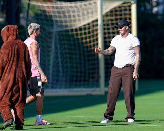 FORT LAUDERDALE, FL - OCTOBER 31: Inter Miami Co Owner, David Beckham, greets Inter Miami midfielder Rodrigo de Paul (7) prior to an Inter Miami Training Session at Florida Blue Training Center on October 31, 2025 in Fort Lauderdale, Florida. (Photo by Chris Arjoon Icon Sportswire) SOCCER: OCT 31 MLS, Fussball Herren, USA Inter Miami CF Training EDITORIAL USE ONLY Icon25103100112