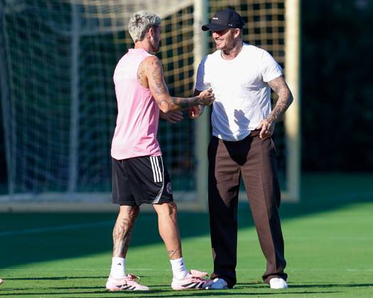 FORT LAUDERDALE, FL - OCTOBER 31: Inter Miami Co Owner, David Beckham, greets Inter Miami midfielder Rodrigo de Paul (7) prior to an Inter Miami Training Session at Florida Blue Training Center on October 31, 2025 in Fort Lauderdale, Florida. (Photo by Chris Arjoon Icon Sportswire) SOCCER: OCT 31 MLS, Fussball Herren, USA Inter Miami CF Training EDITORIAL USE ONLY Icon25103100114