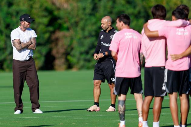 FORT LAUDERDALE, FL - OCTOBER 31: Inter Miami Co Owner, David Beckham, talks to Head Coach Javier Mascherano at an Inter Miami Training Session at Florida Blue Training Center on October 31, 2025 in Fort Lauderdale, Florida. (Photo by Chris Arjoon Icon Sportswire) SOCCER: OCT 31 MLS, Fussball Herren, USA Inter Miami CF Training EDITORIAL USE ONLY Icon25103100128