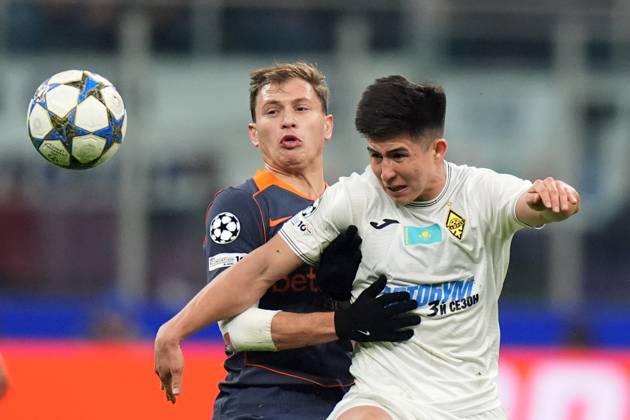 Inter Milan™s Nicolo Barella fights for the ball with Kairat s Dastan Satpayev during the Uefa Champions League soccer match between Inter and Kairat at the San Siro Stadium in Milan , north Italy - Wednesday , November 5 , 2025. - Soccer .  Copyright: xSpada LaPressex