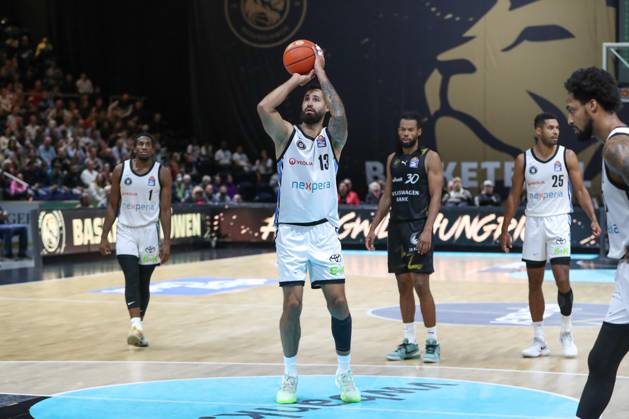07 11 2025, xgox, Basketball easyCredit BBL, Basketball Loewen Braunschweig Veolia Hamburg Towers emspor, v l Martin Breunig Hamburg, 13 throws basket, throws, hits, basket, hits, scores Braunschweig