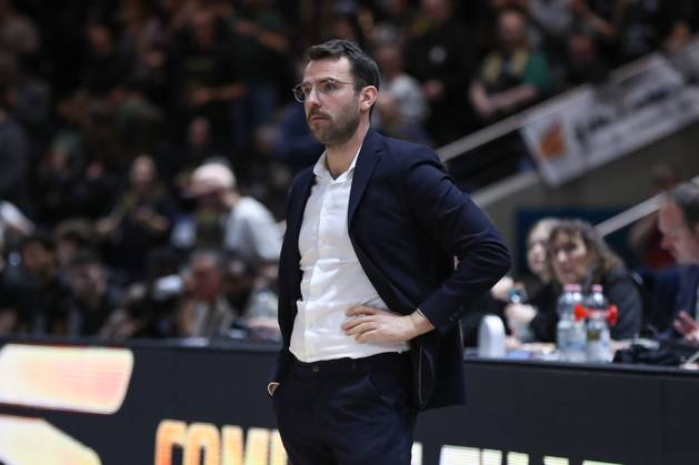 07 11 2025, xgox, Basketball easyCredit BBL, Basketball Loewen Braunschweig Veolia Hamburg Towers emspor, v l Benka Barloschky Hamburg, Coach Braunschweig