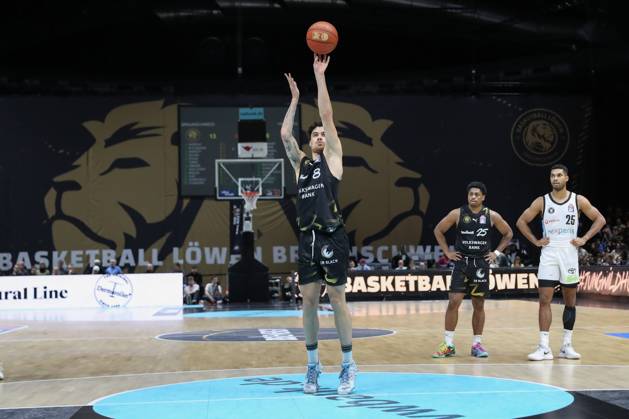 07 11 2025, xgox, Basketball easyCredit BBL, Basketball Loewen Braunschweig Veolia Hamburg Towers emspor, v l Joshua Obiesie Braunschweig, 8 throws basket, throws, hits, basket, hits, scores Braunschweig