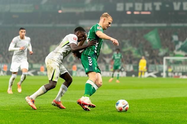 Marco Gruell SV Werder Bremen, 17 in duel, fight for the ball with Sael Kumbedi VfL Wolfsburg, 26 , GER, SV Werder Bremen vs VfL Wolfsburg, Soccer, Bundesliga, Matchday 10, Season 2025 2026, 07 11 2025 DFL REGULATES PROHIBIT ANY USE OF PHOTOGRAPHS AS IMAGE SEQUENCES AND OR QUASI VIDEO GER, SV Werder Bremen vs VfL Wolfsburg, Football, Bundesliga, Matchday 10, Season 2025 2026, 07 11 2025 Bremen Copyright: xEibner-Pressefoto MaxxVincenx EP_MVN