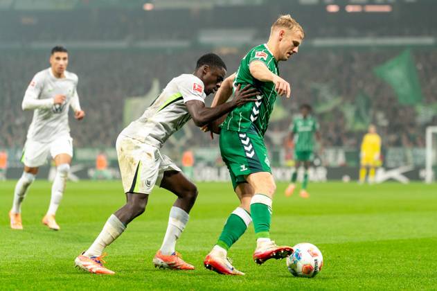 Marco Gruell SV Werder Bremen, 17 in duel, fight for the ball with Sael Kumbedi VfL Wolfsburg, 26 , GER, SV Werder Bremen vs VfL Wolfsburg, Soccer, Bundesliga, Matchday 10, Season 2025 2026, 07 11 2025 DFL REGULATES PROHIBIT ANY USE OF PHOTOGRAPHS AS IMAGE SEQUENCES AND OR QUASI VIDEO GER, SV Werder Bremen vs VfL Wolfsburg, Football, Bundesliga, Matchday 10, Season 2025 2026, 07 11 2025 Bremen Copyright: xEibner-Pressefoto MaxxVincenx EP_MVN