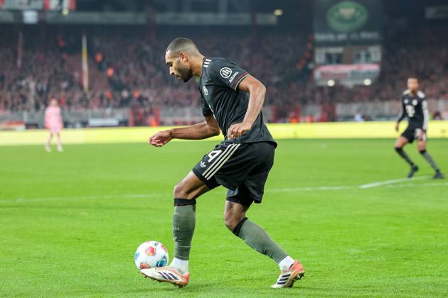 Jonathan Tah FC Bayern Muenchen, 04 with ball, GER, 1 FC Union Berlin vs FC Bayern Muenchen, Football, Bundesliga, Matchday 10, Season 2025 2026, 08 11 2025, DFL DFB REGULATIONS PROHIBIT ANY USE OF PHOTOGRAPHS as IMAGE SEQUENCES and or QUASI VIDEO, GER, 1 FC Union Berlin vs FC Bayern Muenchen, Football, Bundesliga, Matchday 10, Season 2025 2026, 08 11 2025 Berlin Copyright: xEibner-Pressefoto JennixMaulx EP_JML