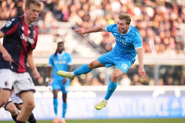 NapoliÕs Rasmus Hojlund fights for the ball with Bologna s Torbjorn Heggem during the Serie A soccer match between Bologna and Napoli at the Renato DallÕAra Stadium in Bologna, north Italy - Sunday, November 9, 2025 - Copyright: xMassimoxPaolone LaPressex