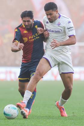 Genoa™s Mikael Ellertsson fights for the ball during the Serie A soccer match between Genoa and Fiorentina at the Luigi Ferraris Stadium in Genoa, Italy - Sunday, November 09, 2025. - Soccer .  Copyright: xTanoxPecoraro LaPressex
