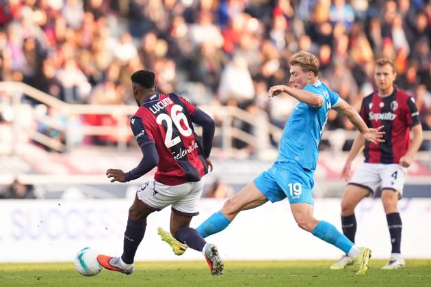 NapoliÕs Rasmus Hojlund fights for the ball with Bologna s Jhon Lucumi during the Serie A soccer match between Bologna and Napoli at the Renato DallÕAra Stadium in Bologna, north Italy - Sunday, November 9, 2025 - Copyright: xMassimoxPaolone LaPressex