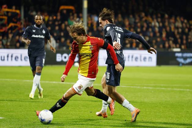 DEVENTER - (L-R) Melle Meulensteen of Go Ahead Eagles, Leo Sauer of Feyenoord during the Dutch Eredivisie match between Go Ahead Eagles and Feyenoord at De Adelaarshorst on November 9, 2025, in Deventer, Netherlands. ANP VINCENT JANNINK Eredivisie 2025-2026 xVIxANPxSportx xxANPxIVx 541703410 originalFilename: 541703410