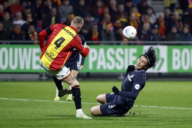 DEVENTER - (l-r) Joris Kramer of Go Ahead Eagles, Ayase Ueda of Feyenoord during the Dutch Eredivisie match between Go Ahead Eagles and Feyenoord at De Adelaarshorst on November 9, 2025, in Deventer, Netherlands. ANP VINCENT JANNINK Eredivisie 2025-2026 xVIxANPxSportx xxANPxIVx 541707672 originalFilename: 541707672
