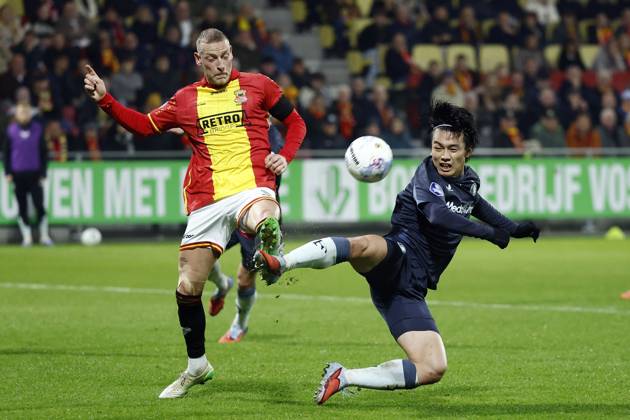 DEVENTER - (l-r) Joris Kramer of Go Ahead Eagles, Ayase Ueda of Feyenoord during the Dutch Eredivisie match between Go Ahead Eagles and Feyenoord at De Adelaarshorst on November 9, 2025, in Deventer, Netherlands. ANP VINCENT JANNINK Eredivisie 2025-2026 xVIxANPxSportx xxANPxIVx 541709318 originalFilename: 541709318