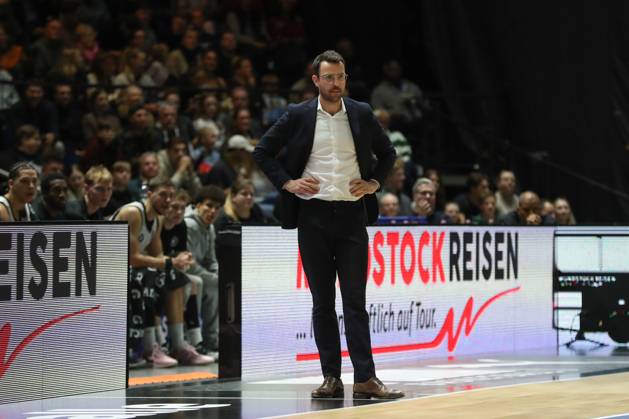 07 11 2025, xgox, Basketball easyCredit BBL, Basketball Loewen Braunschweig Veolia Hamburg Towers emspor, v l Benka Barloschky Hamburg, Coach Braunschweig