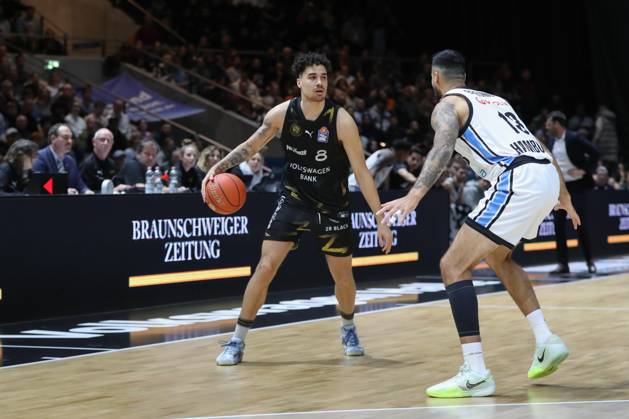 07 11 2025, xgox, Basketball easyCredit BBL, Basketball Loewen Braunschweig Veolia Hamburg Towers emspor, v l Jared Grey Hamburg, 8 Braunschweig