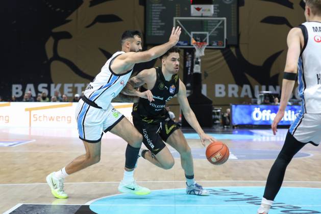 07 11 2025, xgox, Basketball easyCredit BBL, Basketball Loewen Braunschweig Veolia Hamburg Towers emspor, v l Martin Breunig Hamburg, 13 , Joshua Obiesie Braunschweig, 8 Braunschweig