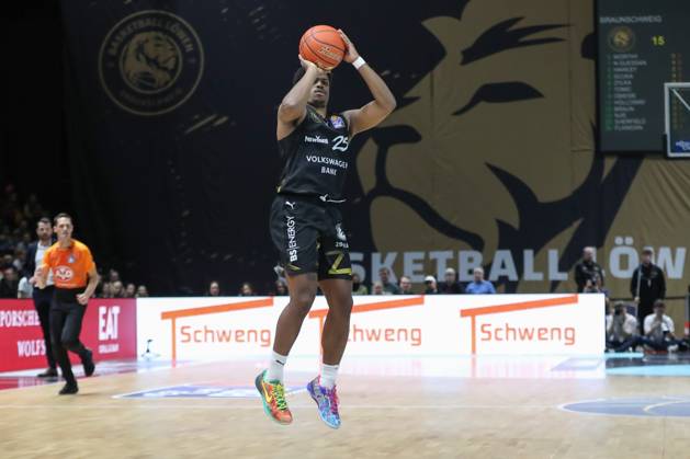 07 11 2025, xgox, Basketball easyCredit BBL, Basketball Loewen Braunschweig Veolia Hamburg Towers emspor, v l Kenneth Ogbe Hamburg, 25 Braunschweig