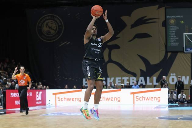 07 11 2025, xgox, Basketball easyCredit BBL, Basketball Loewen Braunschweig Veolia Hamburg Towers emspor, v l Kenneth Ogbe Hamburg, 25 Braunschweig
