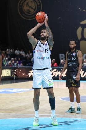 07 11 2025, xgox, Basketball easyCredit BBL, Basketball Loewen Braunschweig Veolia Hamburg Towers emspor, v l Martin Breunig Hamburg, 13 throws basket, throws, hits, basket, hits, scores Braunschweig