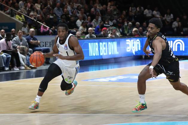 07 11 2025, xgox, Basketball easyCredit BBL, Basketball Loewen Braunschweig Veolia Hamburg Towers emspor, v l Carlos Stewart Hamburg, 1 Braunschweig