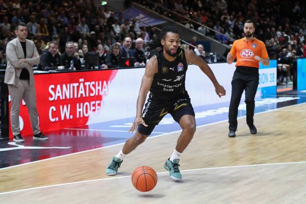 07 11 2025, xgox, Basketball easyCredit BBL, Basketball Loewen Braunschweig Veolia Hamburg Towers emspor, v l Chip Flanigan Braunschweig, 30 Braunschweig