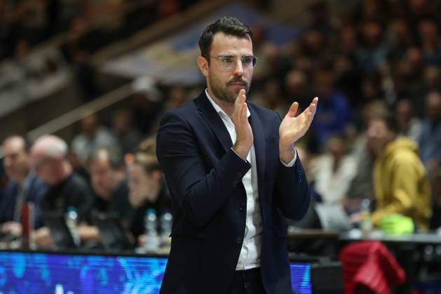 07 11 2025, xgox, Basketball easyCredit BBL, Basketball Loewen Braunschweig Veolia Hamburg Towers emspor, v l Benka Barloschky Hamburg, coach gives instructions, gesticulates with arms, gesticulate, gives instructions Braunschweig