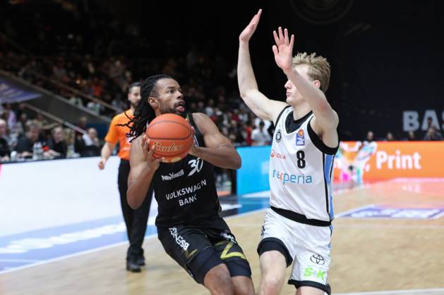07 11 2025, xgox, Basketball easyCredit BBL, Basketball Loewen Braunschweig Veolia Hamburg Towers emspor, v l Chip Flanigan Braunschweig, 30 , Jared Grey Hamburg, 8 Braunschweig