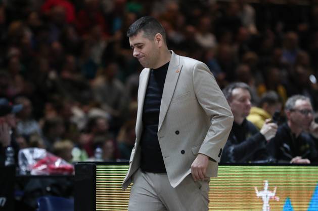 07 11 2025, xgox, Basketball easyCredit BBL, Basketball Loewen Braunschweig Veolia Hamburg Towers emspor, v l Konstantin Papazoglou Braunschweig, coach disappointed, disappointed, looks disappointed, disappointed Braunschweig