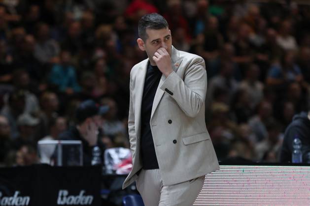 07 11 2025, xgox, Basketball easyCredit BBL, Basketball Loewen Braunschweig Veolia Hamburg Towers emspor, v l Konstantin Papazoglou Braunschweig, coach disappointed, disappointed, looks disappointed, disappointed Braunschweig