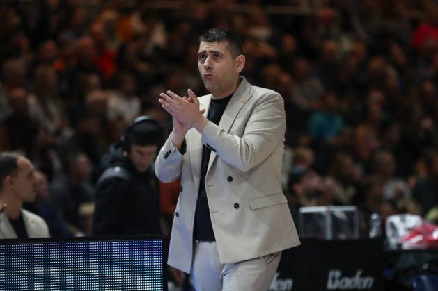 07 11 2025, xgox, Basketball easyCredit BBL, Basketball Loewen Braunschweig Veolia Hamburg Towers emspor, v l Konstantin Papazoglou Braunschweig, coach disappointed, disappointed, looks disappointed, disappointed Braunschweig