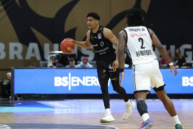 07 11 2025, xgox, Basketball easyCredit BBL, Basketball Loewen Braunschweig Veolia Hamburg Towers emspor, v l Adrian Worthy Braunschweig, 0 Braunschweig
