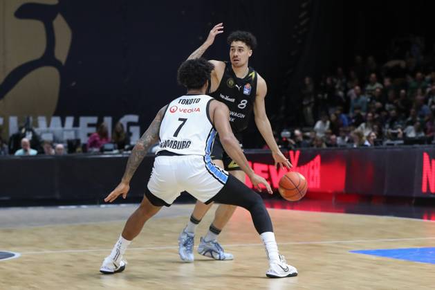 07 11 2025, xgox, Basketball easyCredit BBL, Basketball Loewen Braunschweig Veolia Hamburg Towers emspor, v l Jean Pierre Tokoto Hamburg, 7 , Joshua Obiesie Braunschweig, 8 Braunschweig