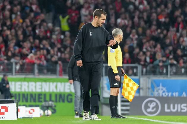 Julian Schuster SC Freiburg, Coach looks at the clock , Germany, Football, 1 Bundesliga, Matchday 10, 2025 2026, SC Freiburg vs FC St Pauli, 09 11 2025, Europa Park Stadion, Freiburg, Germany DFL REGULATIONS PROHIBIT ANY USE OF PHOTOGRAPHS AS IMAGE SEQUENCES AND OR QUASI VIDEO Freiburg Europa Park Stadion Baden Württemberg Germany Copyright: xArnexAmbergx